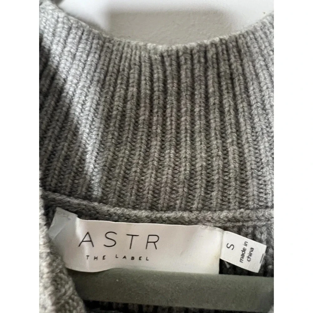 ASTR The Label Sweater Small Grey Cold Shoulder Mock Neck Ribbed Versatile Chic